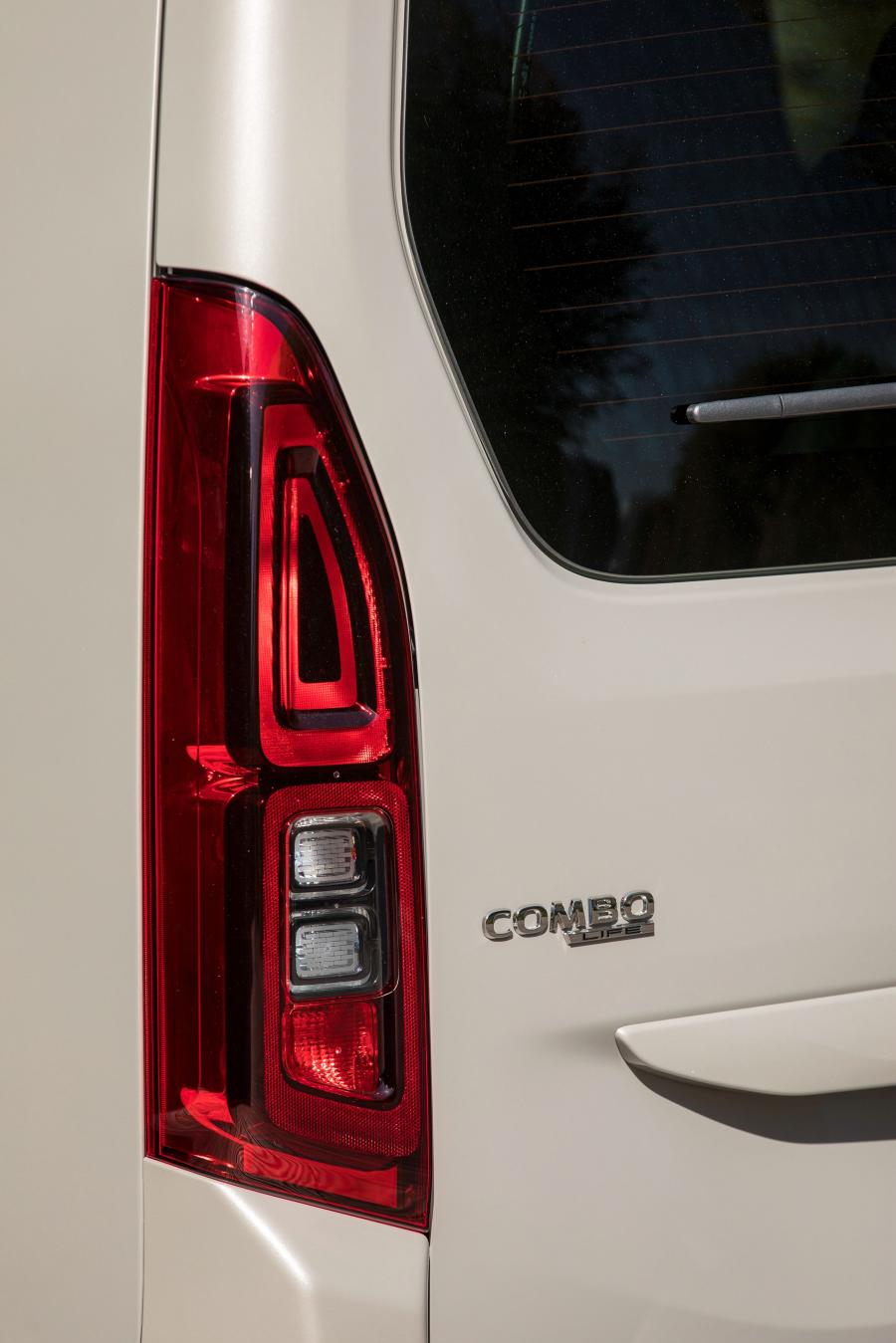 Детали экстерьера Opel Combo Life XL Turbo D 2018 года  (фото 10 из 30)
